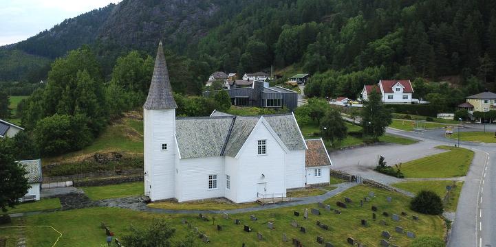 Bilde/illustrasjon for Gudsteneste med innsetting av ny sokneprest. Komper på bedehuset etterpå. Gudsteneste med innsetting av ny sokneprest. Komper på bedehuset etterpå.